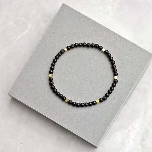 Bracelet à petites perles dorées et noires (EGBT101) 