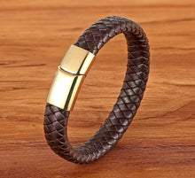 Bracelet en cuir tressé marron avec fermoir magnétique en acier inoxydable (EGBT319)