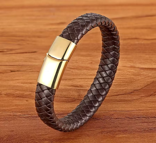 سوار من الجلد البني المنسوج بمشبك مغناطيسي من الفولاذ المقاوم للصدأ (EGBT319)