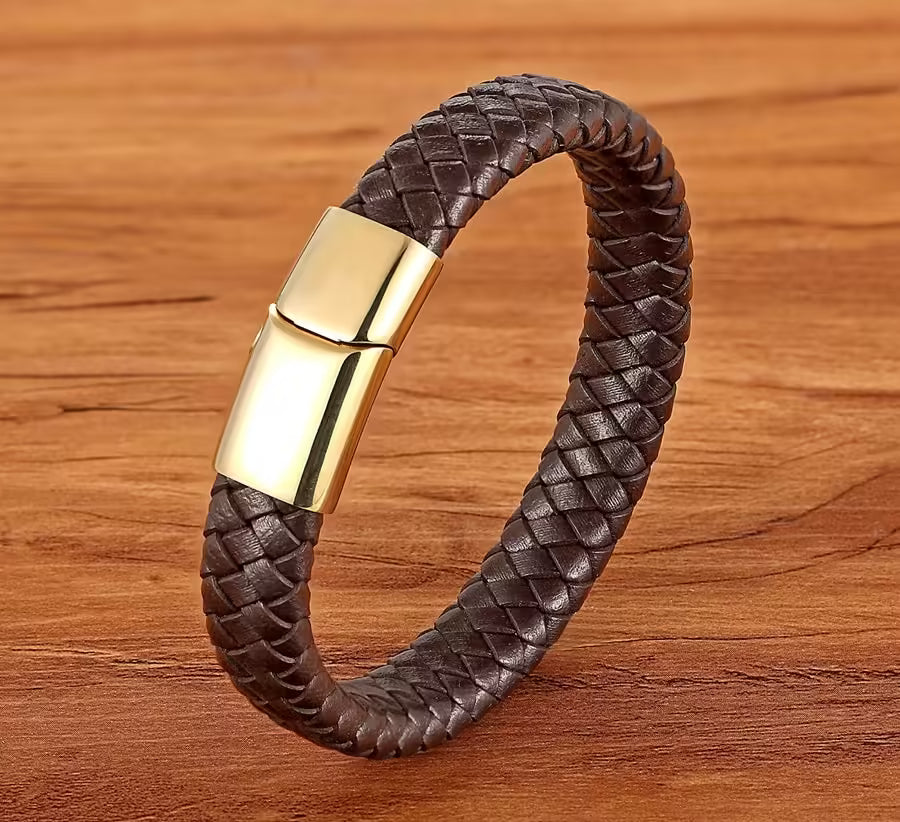 Bracelet en cuir tressé marron avec fermoir magnétique en acier inoxydable (EGBT319)