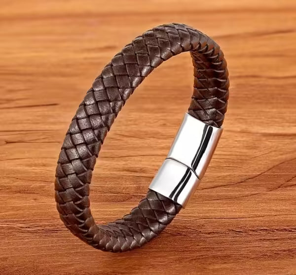 Bracelet en cuir tressé marron avec fermoir magnétique en acier inoxydable (EGBT319)
