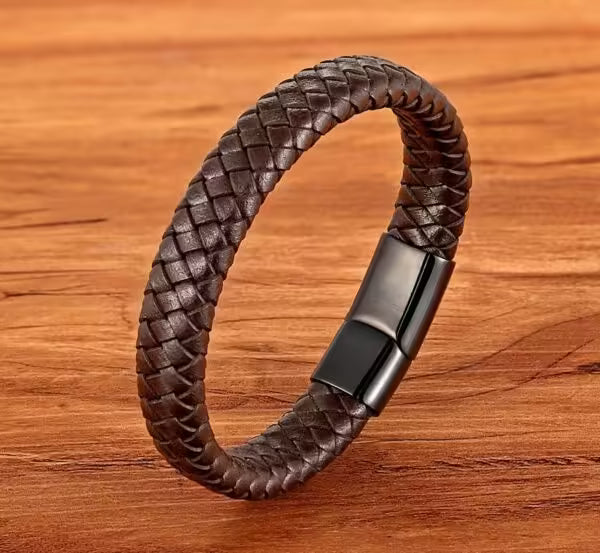 Bracelet en cuir tressé marron avec fermoir magnétique en acier inoxydable (EGBT319)