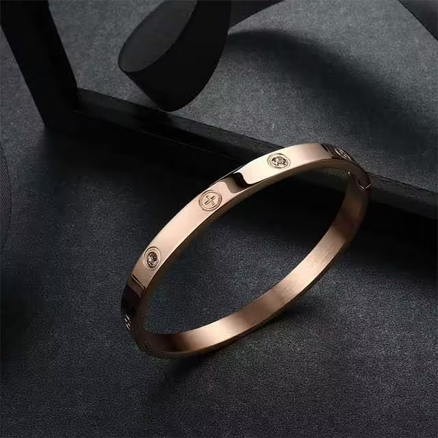 سوار نسائي من الفولاذ المقاوم للصدأ مرصع بالزركون (EGBT354)