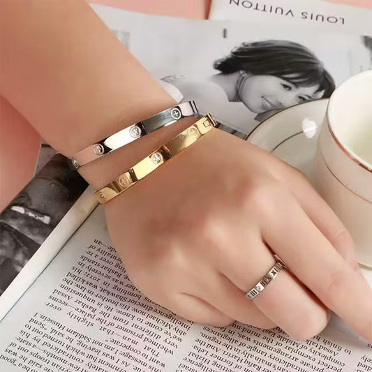 سوار نسائي من الفولاذ المقاوم للصدأ مرصع بالزركون (EGBT354)