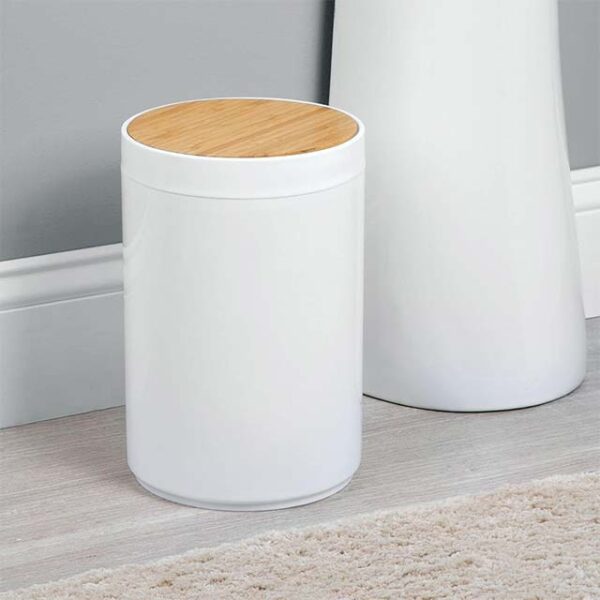 mDesign 1.3 Gallon Small Round Plastic Trash Can with Bamboo Swing Top Lid – White/Natural Wood Wastebasket for Bathrooms, Kitchens & Home Offices