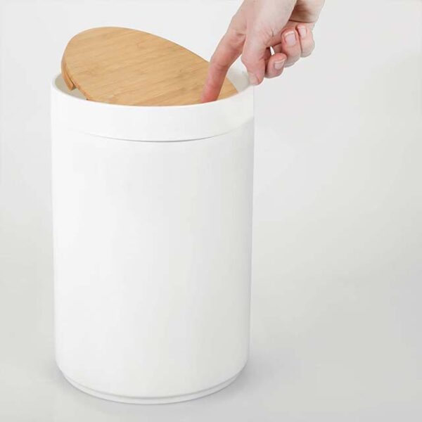 mDesign 1.3 Gallon Small Round Plastic Trash Can with Bamboo Swing Top Lid – White/Natural Wood Wastebasket for Bathrooms, Kitchens & Home Offices